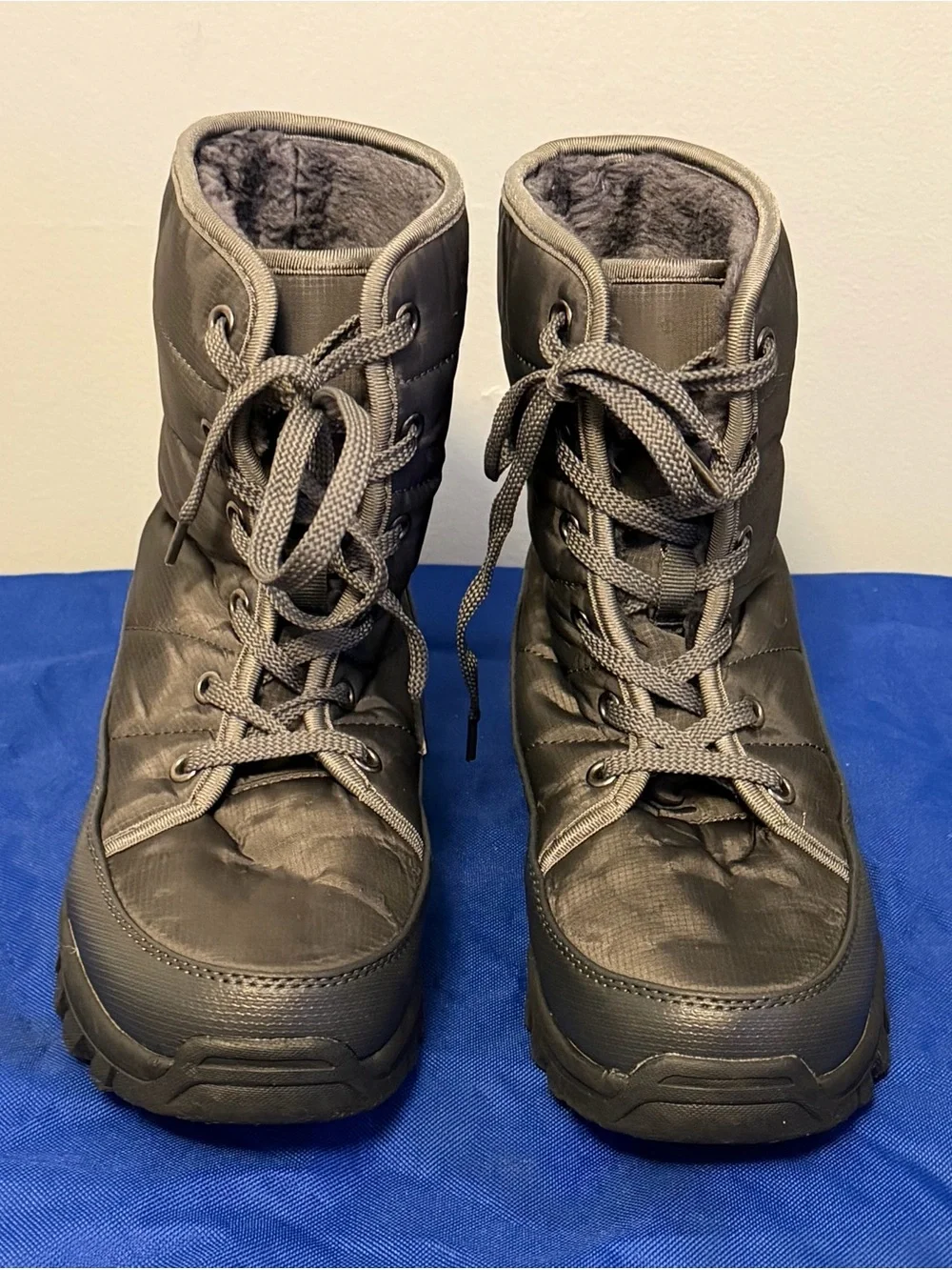 Insulated waterproof Lace-Up Winter Boots in Dark Gray boys 7/7.5 womens 9/9.5